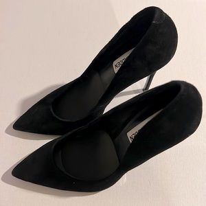 the color is black…they are used but not noticeable.